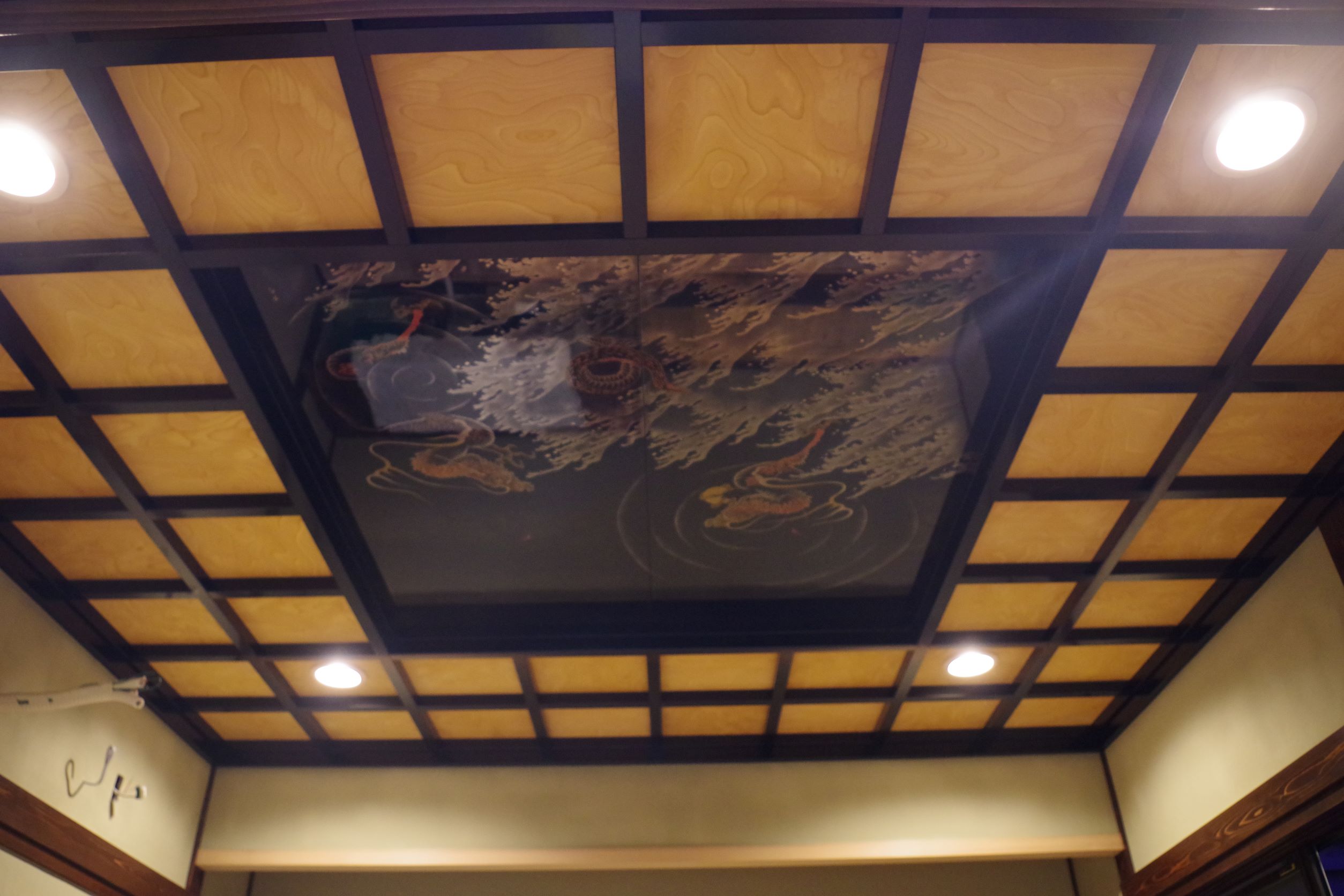 輪島塗のパネルをはめ込んだ天井